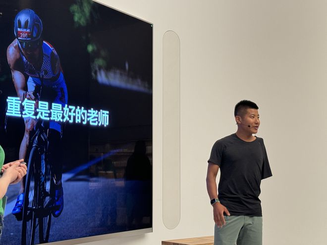 残疾游泳比赛视频_残疾冠军无手游泳训练视频_残疾游泳运动员