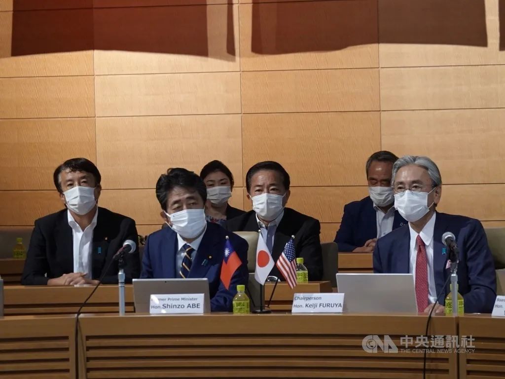健美比赛女子图片_女子跳水比赛凸点图片_举重比赛女子单杠规则图片