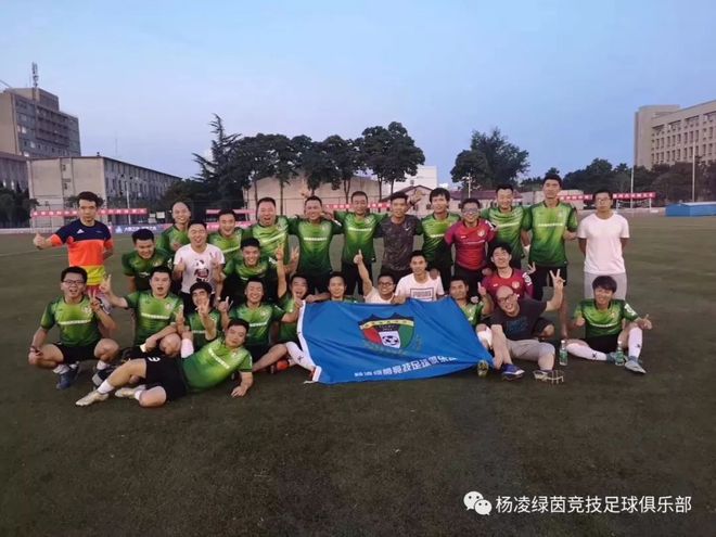 足球冠军奖金多少钱_足球冠军奖杯叫什么_足球冠军的领奖时刻
